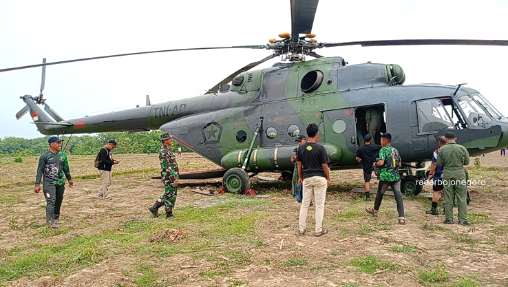 BISA TERBANG KEMBALI: Helikopter Mi-17 telah selesai diperbaiki sekitar pukul 16.30 WIB, Sabtu (2/11). Pesawat yang mengangkut 10 personel itu telah bertolak ke Semarang.