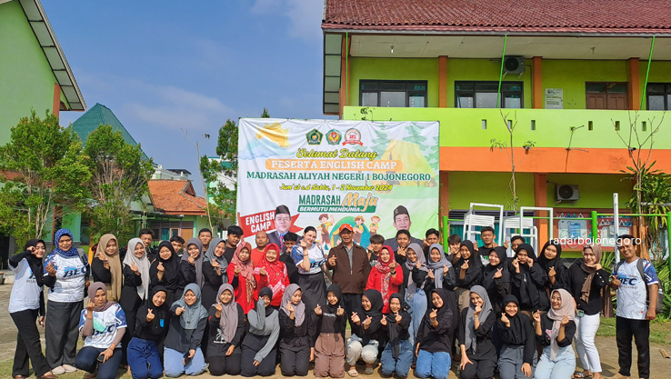 ENGLISH CAMP: MAN 1 Bojonegoro berkolaborasi dengan BEC menggelar English Camp dengan menghadirkan native speaker asal Amerika Serikat bernama Asley. (ISTIMEWA/RADAR BOJONEGORO)