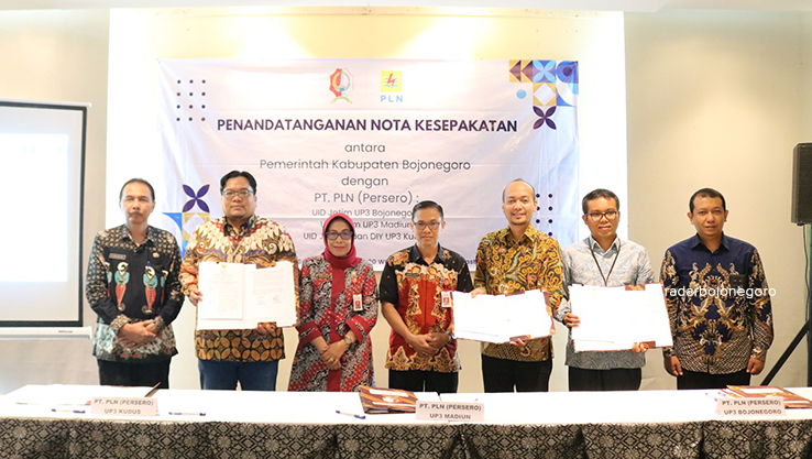 GENJOT PAD: Bapenda Bojonegoro melakukan penandatangan MoU dengan PT PLN Bojonegoro.  PBJT atas tenaga listrik menjadi penyumbang PAD terbesar. (ISTIMEWA/RADAR BOJONEGORO)