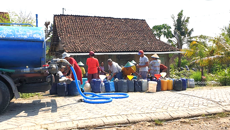 KEKERINGAN: BPBD Blora distribusikan satu truk tangki air bersih di Desa Kalen, Kecamatan Kedungtuban. (M. LUKMAN HAKIM/RADAR BOJONEGORO)  