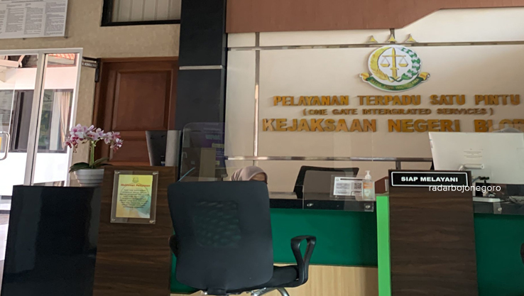 KLARIFIKASI: Suasana di kantor Kejari Blora saat sedang menunggu klarifikasi Kepala Kejari Blora perihal oknum jaksa tersandung kasus narkoba. (RAHUL OSCARRA DUTA/RADAR BOJONEGORO)