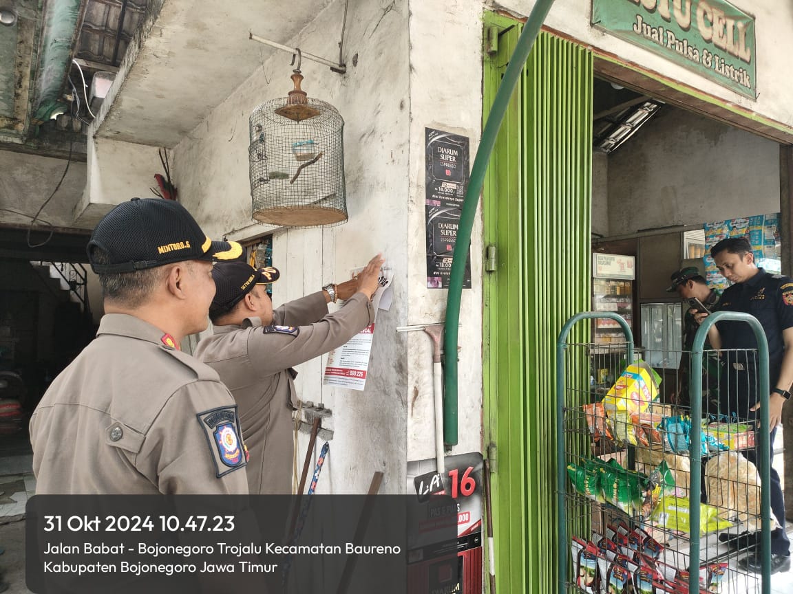 Tidak hanya sosialisasi secara verbal, sosialisasi kepada pedagang juga dilakukan dengan menempelkan stiker dan poster ciri-ciri rokok ilegal. (DOK. SATPOL PP BOJONEGORO)