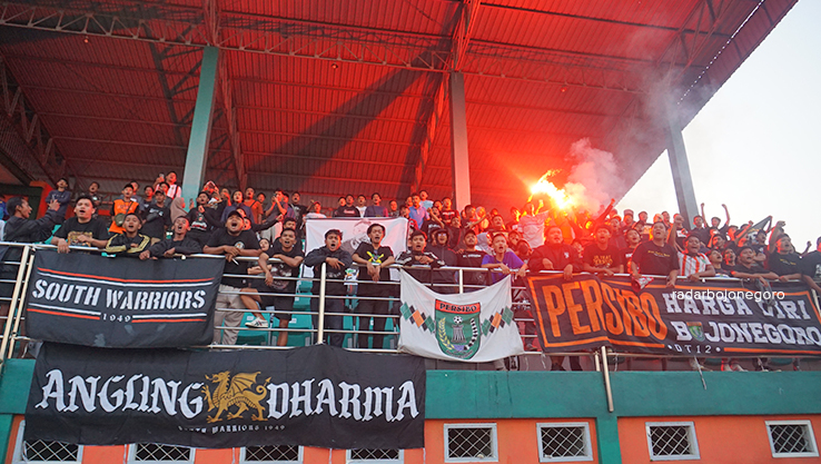 PENDUKUNG SETIA: Suporter Persibo mendukung tim kebanggaannya di tribun Stadion Letjend Soedirman. Penonton Persibo Terbanyak Kedua di Grup 3 di musim ini. (YUAN EDO/RADAR BOJONEGORO)