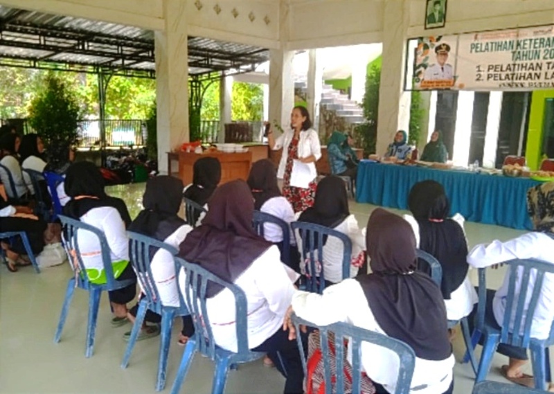 Pelatihan keterampilan bagi masyarakat kurang mampu yang diselenggarakan oleh Dinperinaker Bojonegoro.