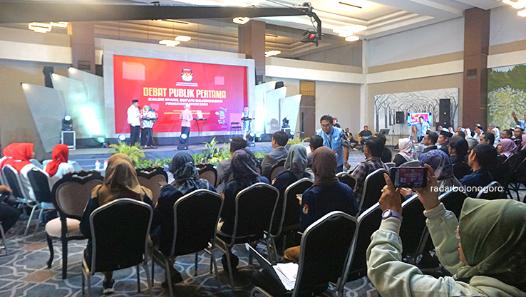 MEMANAS: Suasana debat publik perdana yang digelar KPUK Bojonegoro di Eastern Hotel pada 19 Oktober lalu memanas dan berujung dibatalkan. (YUAN EDO RAMADHANA/RADAR BOJONEGORO)