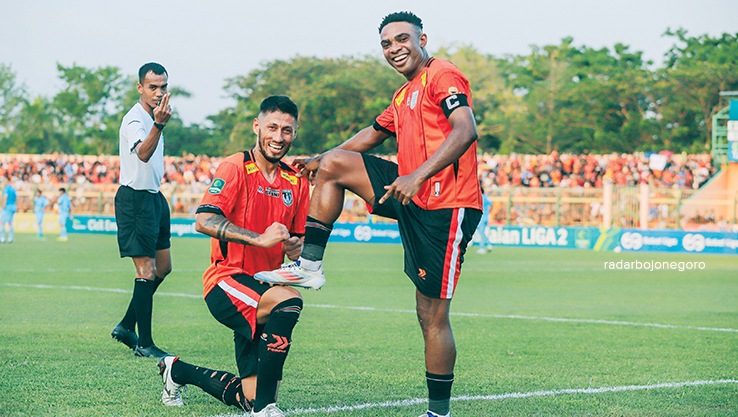 PEMAIN KUNCI: Striker sekaligus Kapten Persibo Osas Saha bersama bek Taher Jahanbakhsh berselebrasi usai menbobol gawang Persela di Stadion Letjend Sudirman (SLS). (YUAN EDO RAMADHANA/RADAR BOJONEGORO
