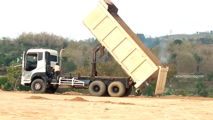 PROYEK: Dump truck dikerahkan untuk pengrukan proyek Bendungan Cabean pada pertengahan Agustus lalu. (LUKMAN HAKIM/RADAR BOJONEGORO)