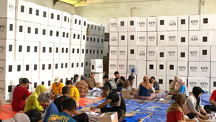 JASA LIPAT: Suasana ramai gudang logistik KPUK Blora, para pekerja sedang fokus lipat ribuan surat suara per hari. (RAHUL OSCARRA DUTA/RADAR BOJONEGORO)