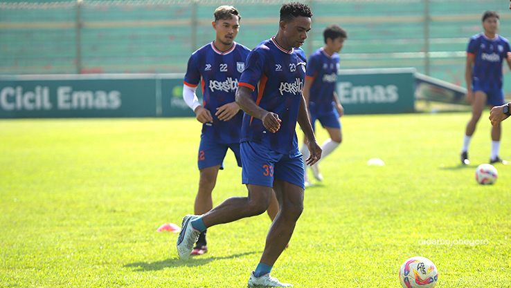 BELUM PERNAH KALAH: Skuad Persibo latihan di Stadion Letjend Soedirman persiapan untuk mematangkan menjamu Deltras FC hari ini. (YUAN EDO/RADAR BOJONEGORO)
