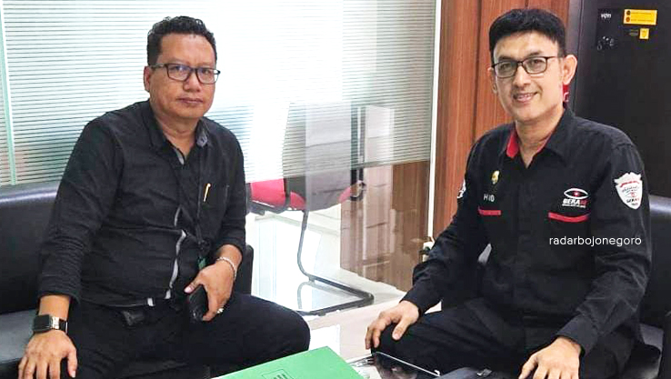 TINDAK TEGAS: Ketua DPD GERAM Jateng Havid Sungkar (kanan) mendatangi  kantor Kejati Jateng diterima Kasi Penkum Arfan Triono untuk mengonfirmasi kasus penyalahgunaan narkoba.