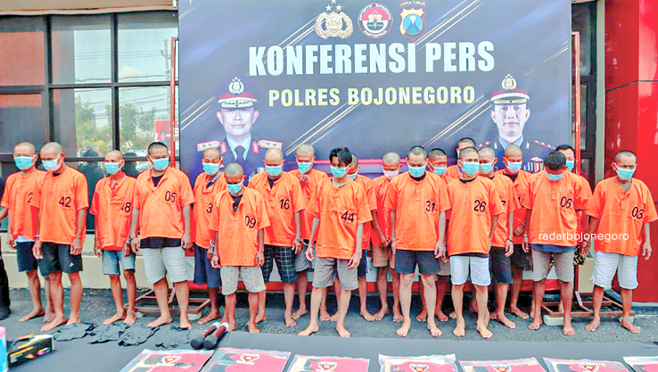 MARAK JUDOL: Sebanyak 20 pelaku judol beserta barang bukti dipamerkan di halaman Mapolres Bojonegoro saat konferensi pers kemarin (11/11). (ISTIMEWA/RADAR BOJONEGORO)