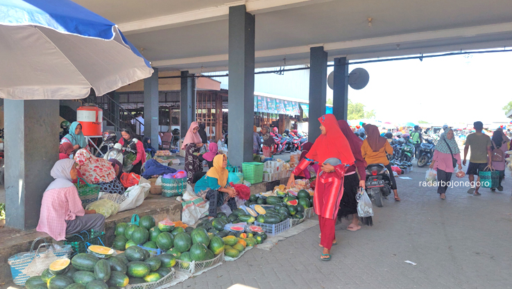 MARAK PENCURIAN: Para pedagang Pasar Rakyat Sido Makmur resah akibat marak pencurian selama beberapa bulan ini. (M. LUKMAN HAKIM/RADAR BOJONEGORO)
