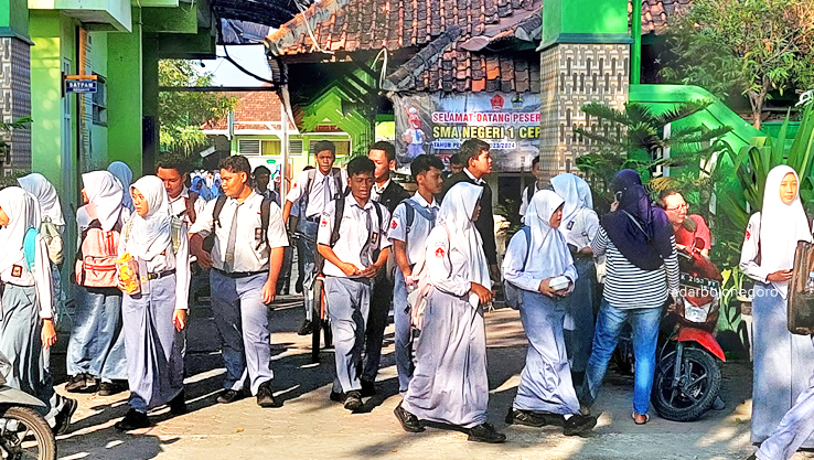 PULANG SEKOLAH: Puluhan siswa-siswi SMAN 1 Cepu bersemangat pulang sekolah. (M. LUKMAN HAKIM/RADAR BOJONEGORO)