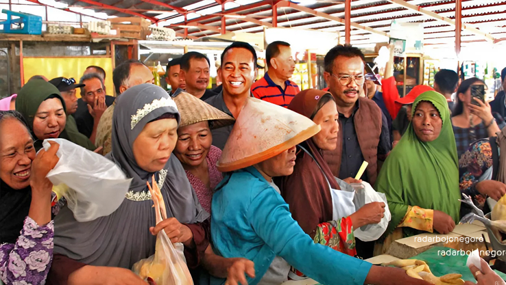 BLUSUKAN: Andika Perkasa bertemu para pedagang saat mengunjungi Pasar Rakyat Sido Makmur Blora, Selasa pagi (12/11). (RAHUL OSCARRA DUTA/RADAR BOJOENGORO)