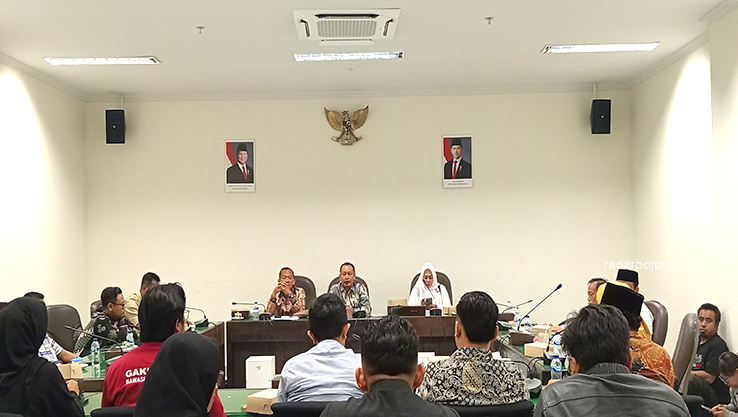BAHAS DEBAT: Penyelenggara Pilkada bersama DPRD membahas debat Pilkada yang bakal berlangsung malam ini. (YANA DWI K/RADAR BOJONEGORO)