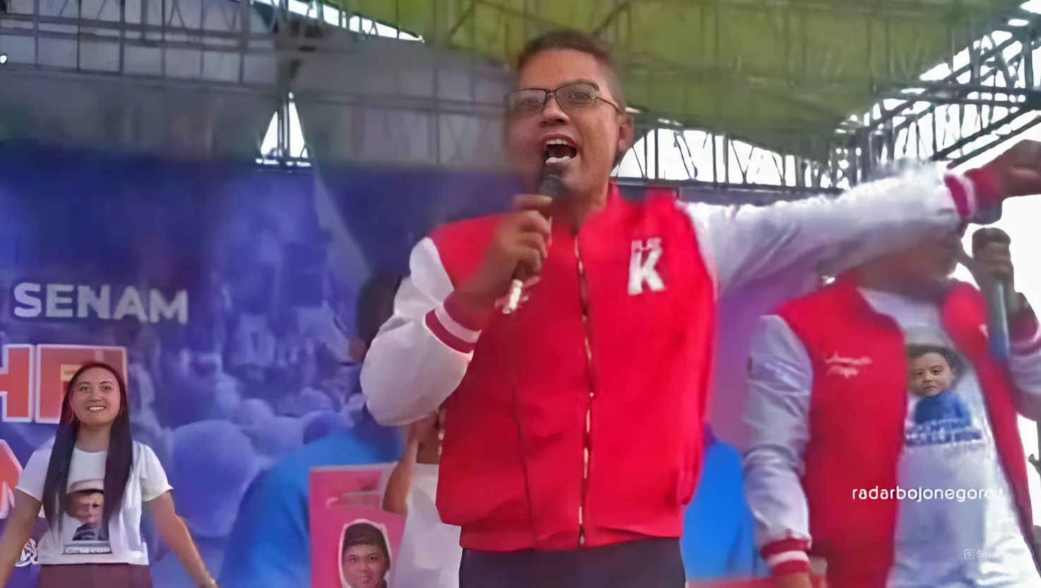 DUGAAN LANGGAR NETRALITAS: Beredar video Kades Jomblang Agus Mukmin sedang asyik joget dan bernyanyi di acara kampanye Paslon Gubernur-Wakil Gubernur Jawa Tengah. (ISTIMEWA/RADAR BOJONEGORO)