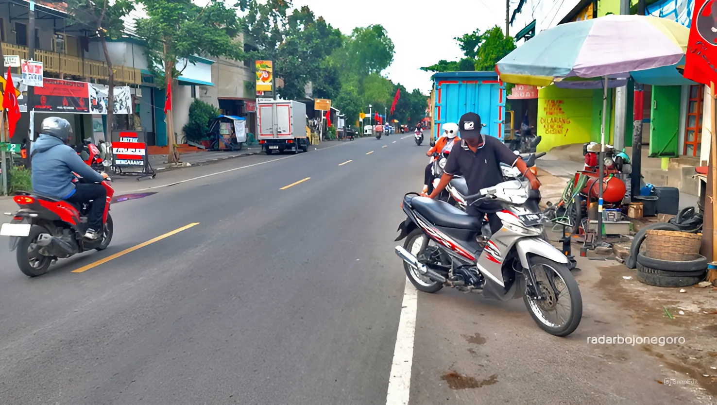 KENDARAAN BERMOTOR: Lalu lalang kendaraan roda dua maupun roda empat cukup lengang saat sore di Jalan Raya Cepu. (M. LUKMAN HAKIM/RADAR BOJONEGORO)