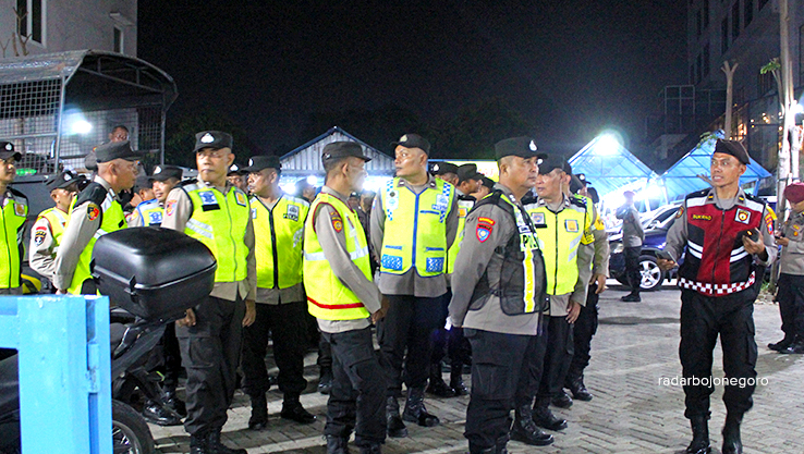 PERSIAPAN: KPUK Bojonegoro persiapan debat tadi malam. Pengamanan ekstra ketat, hingga petugas menerjunkan 280 personel. (YUAN EDO/RADAR BOJONEGORO)