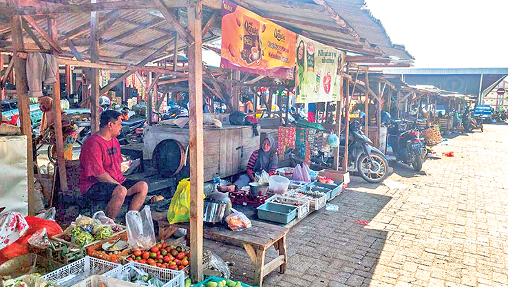 PASAR DAERAH: Suasana Pasar Rakyat Sido Makmur yang berlokasi di Kelurahan Mlangsen, Kecamatan Blora Kota kamis siang (13/11). (M. LUKMAN HAKIM/RADAR BOJONEGORO)