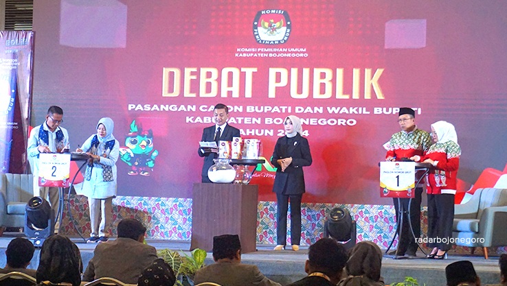 ADU GAGASAN: Paslon nomor 01 Teguh-Farida, dan Paslon nomor 02 Wahono &ndash; Nurul adu gagasan rencana program dalam debat pilkada pada Rabu (13/11) malam. (YUAN EDO/RADAR BOJONEGORO)