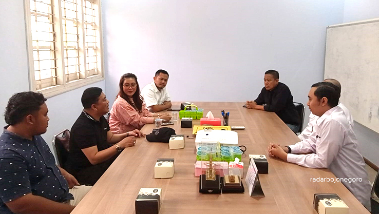 INVESTASI: Investor dari Jakarta dan Balikpapan berkunjung ke kantor PT BPE. Guna membahas rencana investasi di Lapangan Semanggi. (ISTIMEWA/RADAR BOJONEGORO)