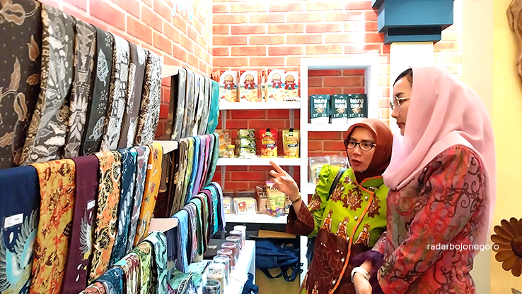 PROMOSIKAN PRODUK LOKAL: Pj Ketua Dekranasda Kabupaten Bojonegoro Dian Adiyanti mengenalkan produk unggulan UMKM lokal Bojonegoro di BFF Exhibition Hall Grand City Mall Surabaya.
