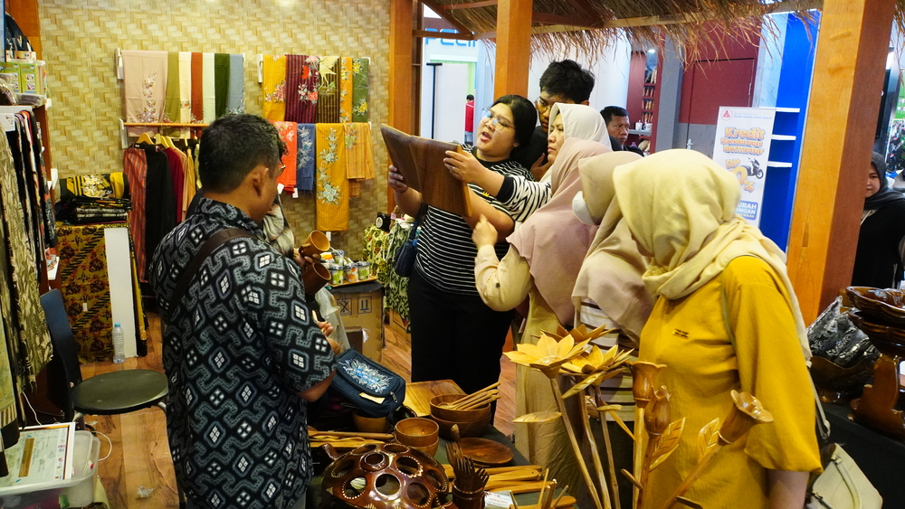 Pameran produk ekonomi kreatif (Ekraf) Bojonegoro di luar daerah diminati pengunjung.