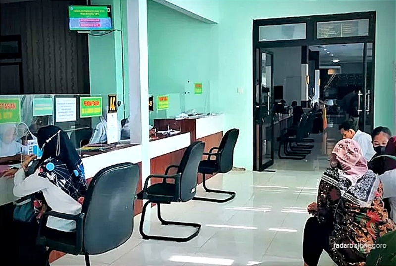 Pelayanan kependudukan dan catatan sipil. Masyarakat Bojonegoro sekarang dapat mengurus di Pemdes masing-masing.
