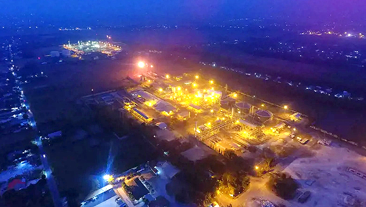 Lapangan Sukowati saat malam.