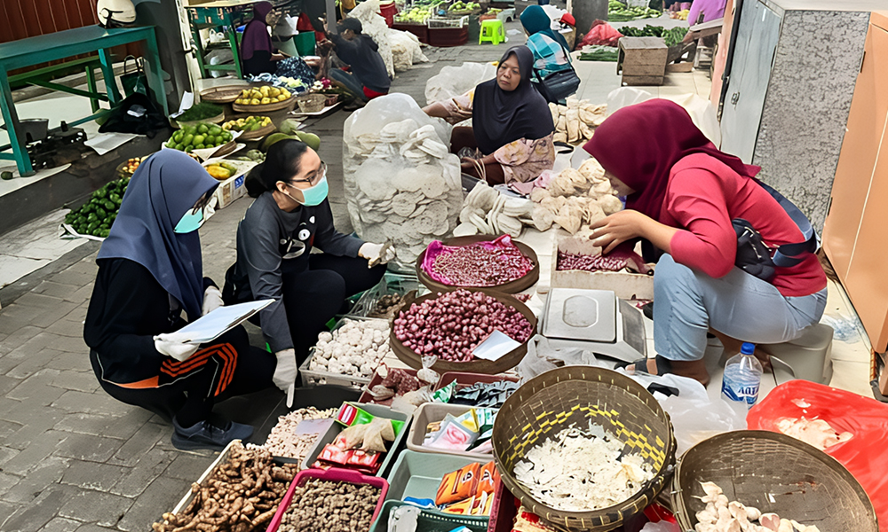 PANTAU BAHAN MAKAN: DP-4 Blora saat sidak di pasar untuk memastikan makanan bebas dari bahan pengawet. Temuan sementara menemukan cumi kering mengandung formalin. (LUKMAN HAKIM/RADAR BOJONEGORO)