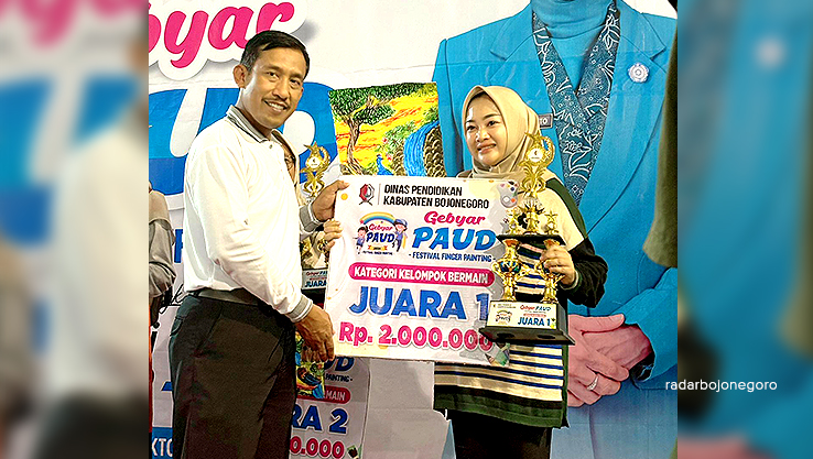 SANG JUARA: Kabid Pendidikan Non Formal (PNF) dan PAUD Disdik Bojonegoro Rasmadi secara simbolis menyerahkan trofi Juara 1 Kategori KB PAUD Festival Finger Painting 2024. (ISTIMEWA/RADAR BOJONEGORO)