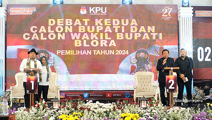 DEBAT PUBLIK KEDUA:Paslon 01 Asri dan Paslon02Abdi saling cecar perihal visi-misi saat debat publik kedua yang digelar KPU Blora di Kyriad Arra Hotel Minggu(17/11). (RAHUL OSCARRA DUTA/RADAR BOJONEGO)