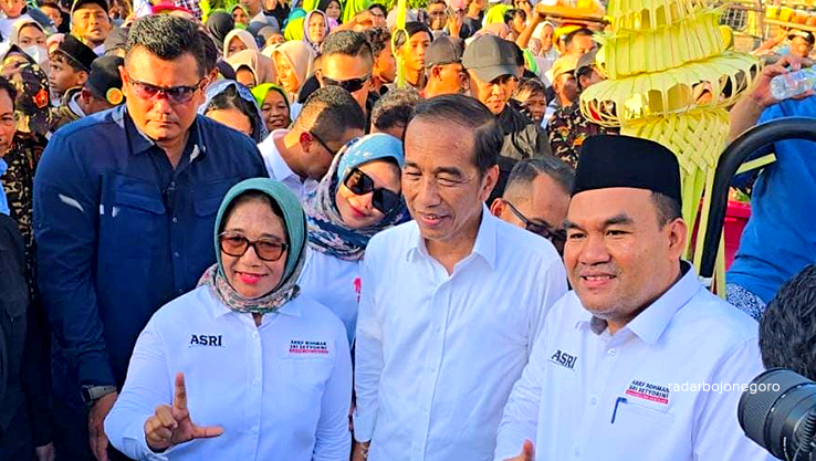 JEPRET: Paslon nomor urut 01 Arief Rohman-Sri Setyorini berkesempatan foto bersama Jokowi di depan Taman Blora ketika sela-sela kampaye Paslon Guberbur-Wakil Gubernur. (ISTIMEWA/RADAR BOJONEGORO)