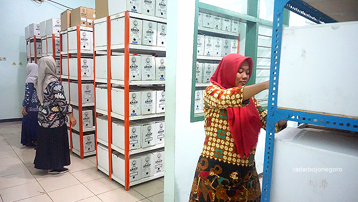 TERTIB ADMINISTRASI: Tumpukan kardus berisi ribuan arsip Pemkab Bojonegoro tertata rapi di puluhan rak guna mewujudkan tertib administrasi. (YUAN EDO RAMADHANA/RADAR BOJONEGORO)