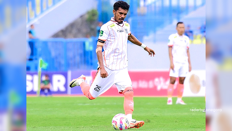LINI BELAKANG: Salah satu pemain lini belakang Persibo Alfin Tuasalamony gagal clean sheet saat laga kontra Gresik United di Stadion Gelora Joko Samudro Gresik, Jumat lalu. (ISTIMEWA/RADAR BOJONEGORO)