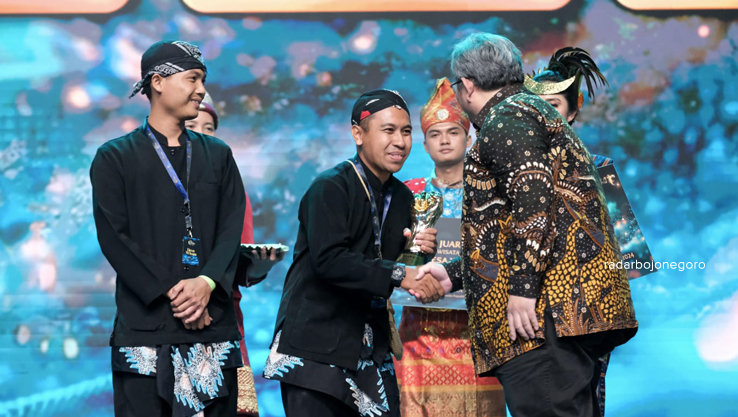 RAIH JUARA: Perwakilan Desa Wisata Bangowan menerima trofi Juara II ADWI 2024.