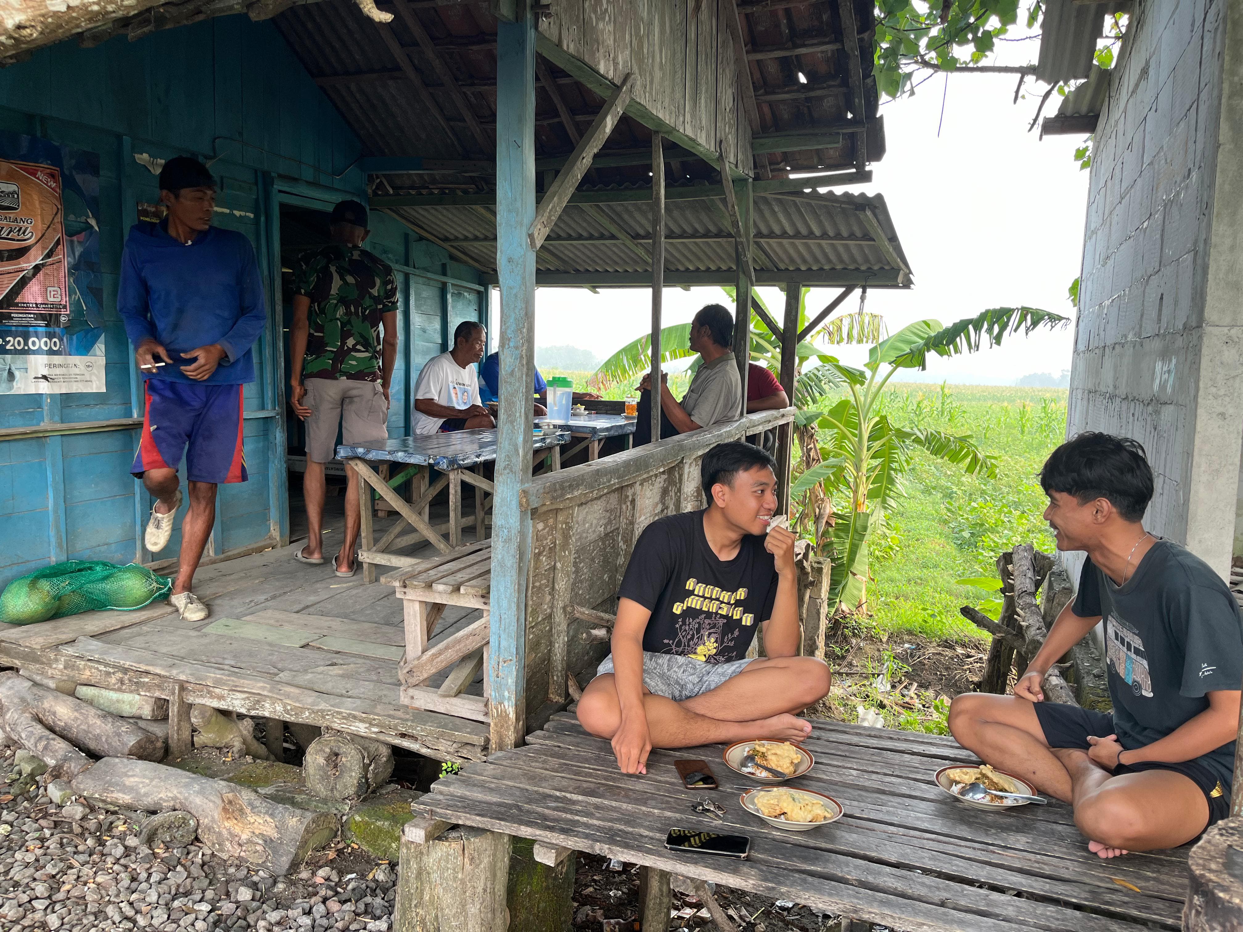SYAHDU: Suasana tiap pagi di Warung Mbah Sakinah turut Desa Turi, Kecamatan Tambakrejo. Anak muda hingga orang tua gayeng mengobrol sambil menyantap nasi pecel, lalu menyesap secangkir kopi.