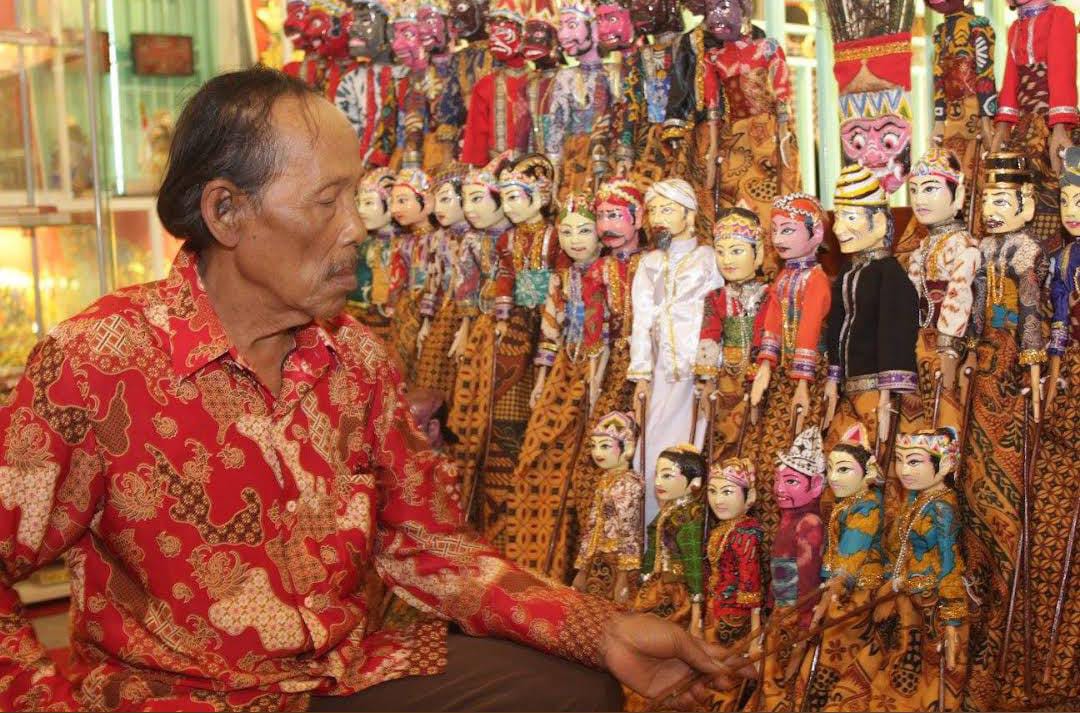 PENGABDIAN: Santoso lebih dari 50 tahun mengabdikan dirinya sebagai dalang Wayang Thengul sekaligus perajin Wayang Thengul.