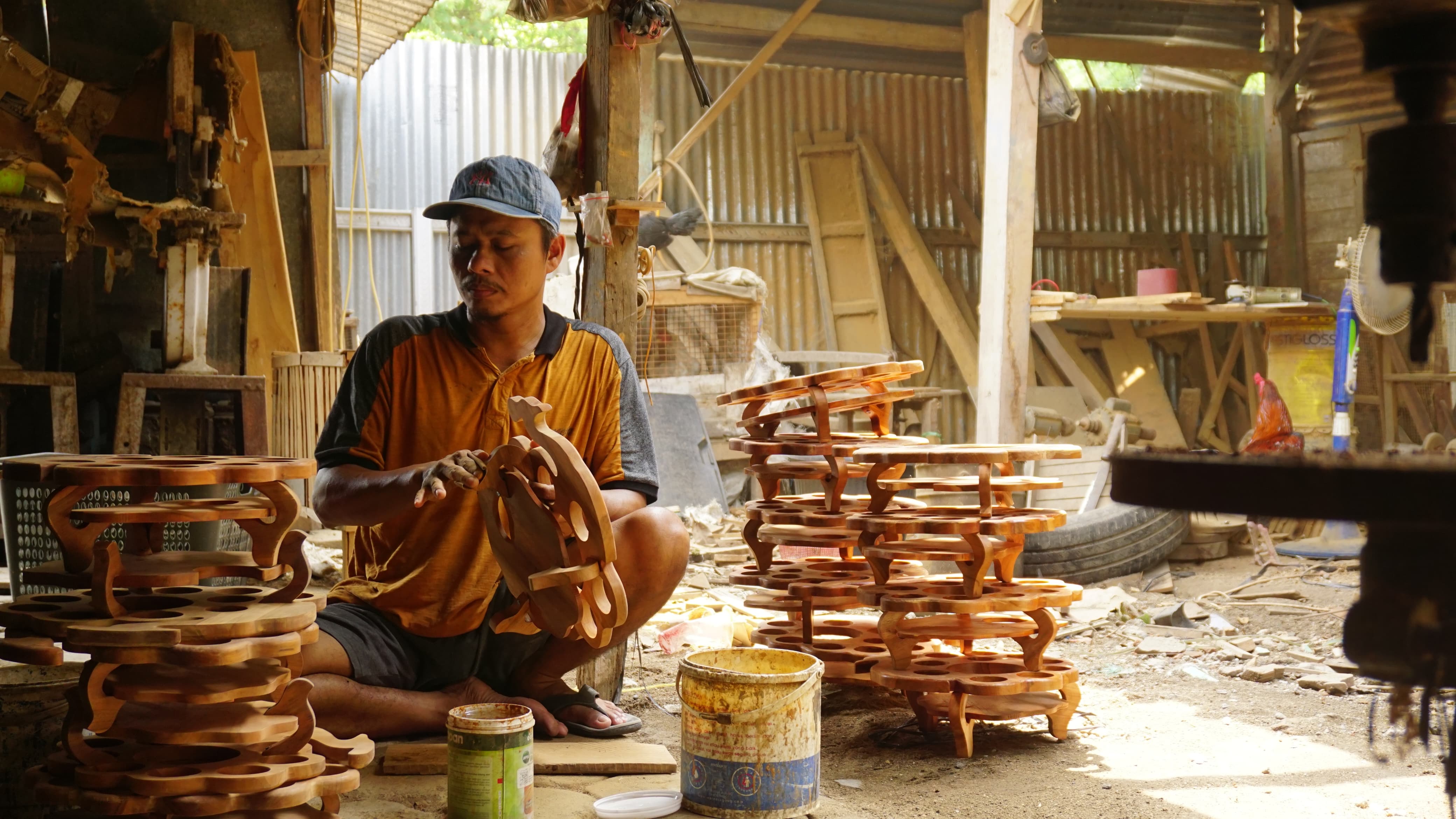 KERAJINAN KAYU JATI: Desa Batokan, Kecamatan Kasiman sejak tahun 1990-an menjadi sentra kerajinan kayu jati. Para perajin terus mengalami regenerasi.