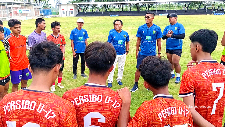 PERSIAPAN: Pemain Persibo U-17 saat bermain imbang tanpa gol melawan Perspa Pacitan (16/11). Namun, pertandingan ke dua Senin (18/11) gagal berlangsung, karena Cahaya Madura mengundurkan diri.