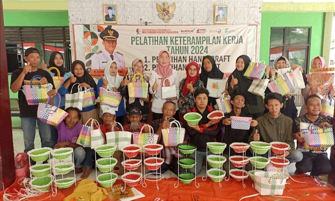 Pelatihan Handicraft yang digelar oleh Dinas Perindustrian dan Ketenagakerjaan (Dinperinaker) Bojonegoro bersumber dari DBHCHT.