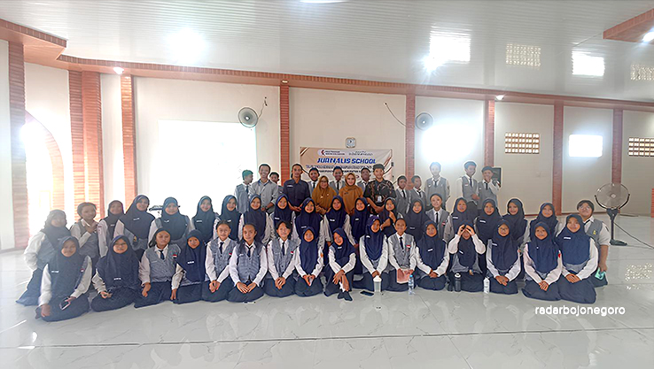 GENERASI JURNALIS: Siswa-siswi SMPN 2 Bojonegoro foto bersama. (IST/RADAR BOJONEGORO)