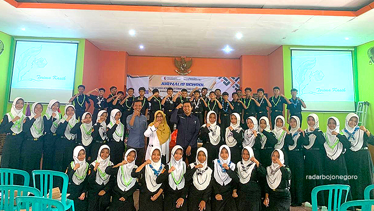 ANTUSIAS:  Siswa SMPN 3 Bojonegoro mengikuti kegiatan Jurnalis School dengan antusias Rabu (20/11). (AGUS PRASETYO/RADAR BOJONEGORO)