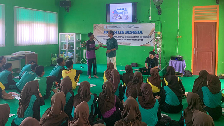 INTERAKTIF: Peserta jurnalistik di SMPN 1 Kedungadem mendapat kesempatan dialog langsung dengan pemateri dari Pemred Radar Bojonegoro Muhammad Suaeb. (ISTIMEWA/RADAR BOJONEGORO)