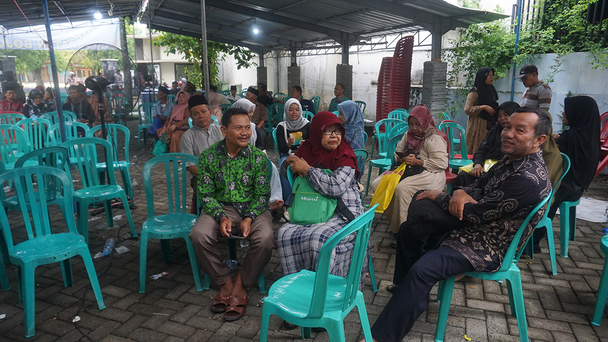 Ratusan CJH asal Bojonegoro mengantri pengajuan paspor di UKK Imigrasi Bojonegoro pada Sabtu (23/11) hingga sore hari. (YUAN EDO/RADAR BOJONEGORO)