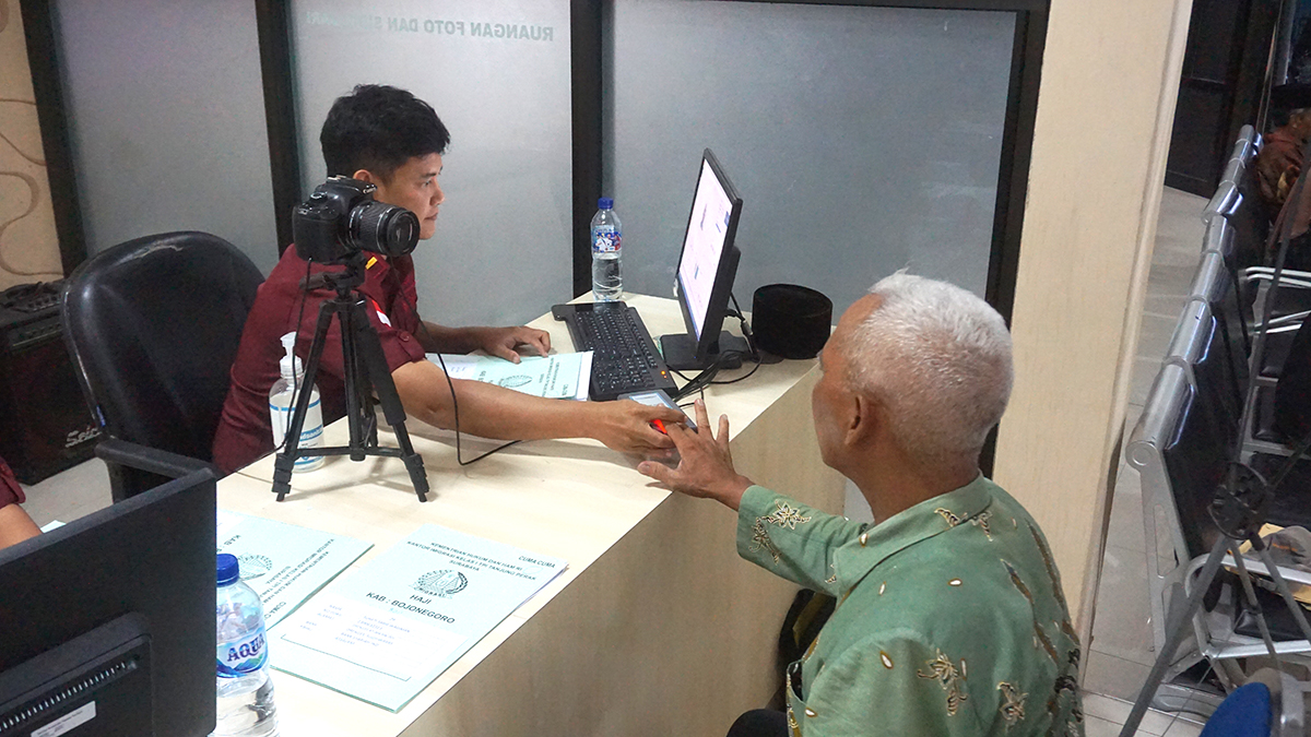 1.150 dari total 1.647 CJH asal Bojonegoro mulai lakukan proses pengajuan paspor sebelum terbang ke tanah suci tahun depan. (YUAN EDO/RADAR BOJONEGORO)