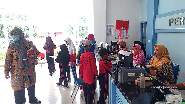 PERLU DITINGKATKAN: Siswa saat berkunjung di perpustakaan, berdasarkan data BPS Blora  Indeks Pembangunan Statistik Blora 2,30. Butuh kolaborasi untuk meniningkatkan. (LUKMAN HAKIM/RADAR BOJONEGORO)