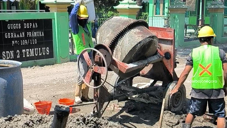 DAPAT PERLINDUNGAN : Para pekerja proyek di wilayah Blora bakal mendapatkan perlindungan ketenagakerjaan. (LUKMAN/RADAR BOJONEGORO)