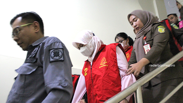 TERSANGKA KORUPSI: Dua tersangka kasus dugaan korupsi mobil siaga desa, Syafaatul Hidayah dari PT UMC dan lvonne selaku manajer cabang PT SBT digiring petugas. (DHANI WAHYU ALFIANSYAH/RADAR BOJONEGORO