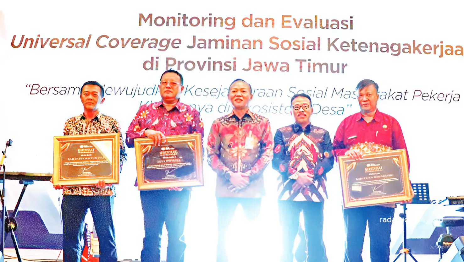 BORONG: Pemkab Bojonegoro berhasil memborong tiga penghargaan Universal Coverage Jamsostek tingkat Provinsi Jawa Timur. (ISTIMEWA/RADAR BOJONEGORO)